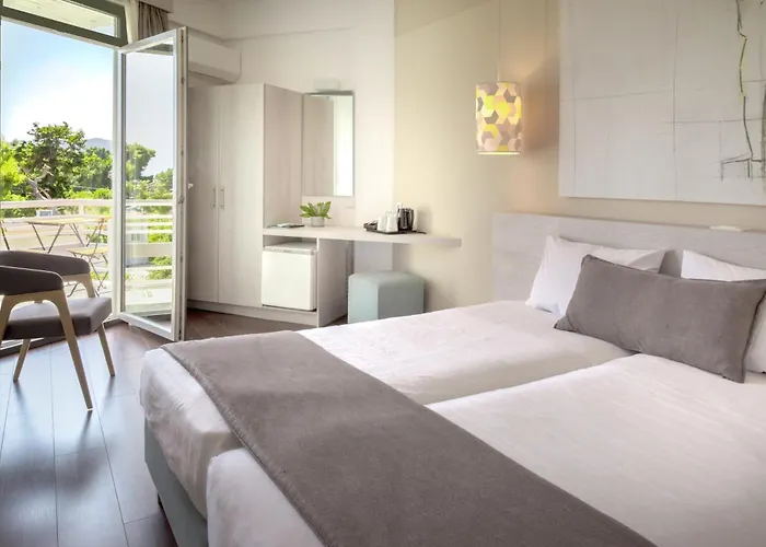 The Grove Seaside 호텔 4*