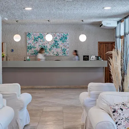 The Grove Seaside מלון