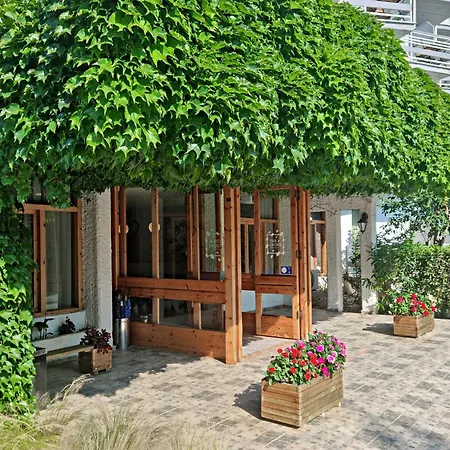 The Grove Seaside מלון 4*