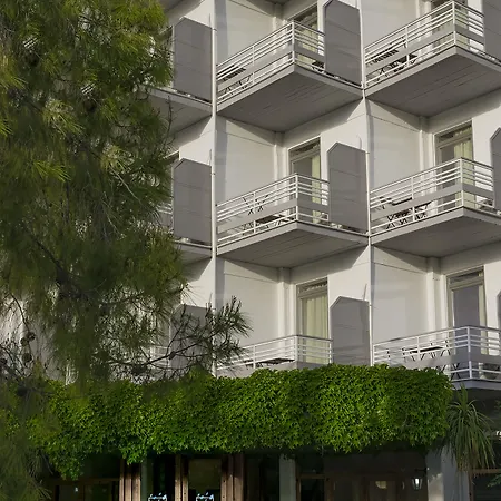 The Grove Seaside מלון