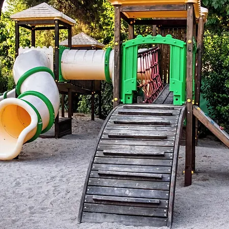 The Grove Seaside מלון