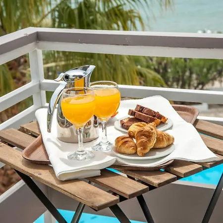 The Grove Seaside מלון 4*