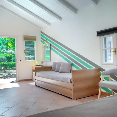 The Grove Seaside מלון 4*