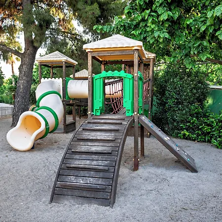 The Grove Seaside מלון 4*